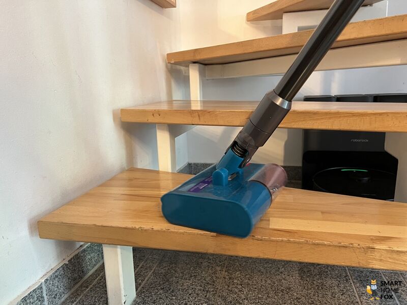 Dyson V15s Detect Submarine: на лестнице